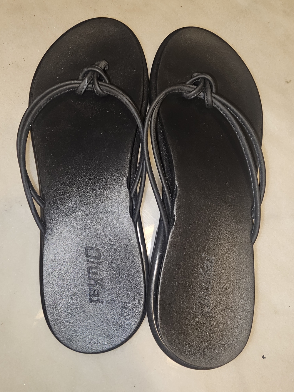 OluKai Black Minimalist Leather Knot Toe Sandals